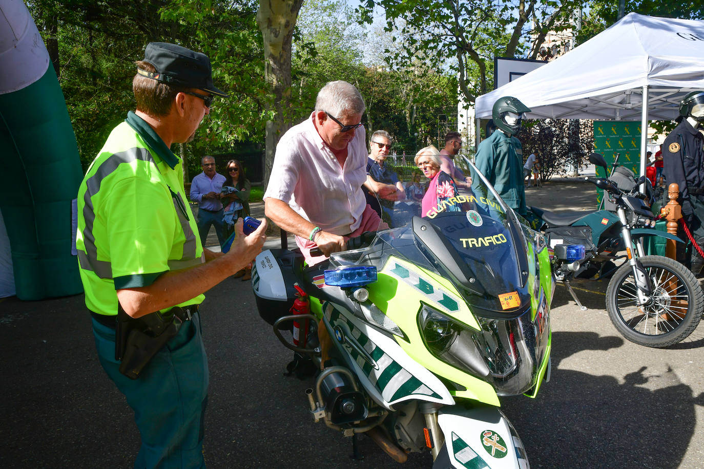 En imágenes, la exposición de la Guardia Civil en la Acera Recoletos