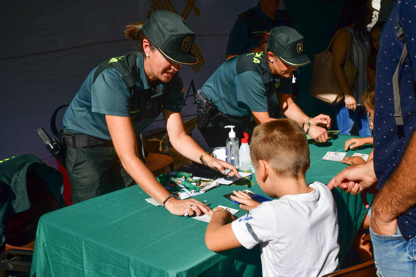 En imágenes, la exposición de la Guardia Civil en la Acera Recoletos