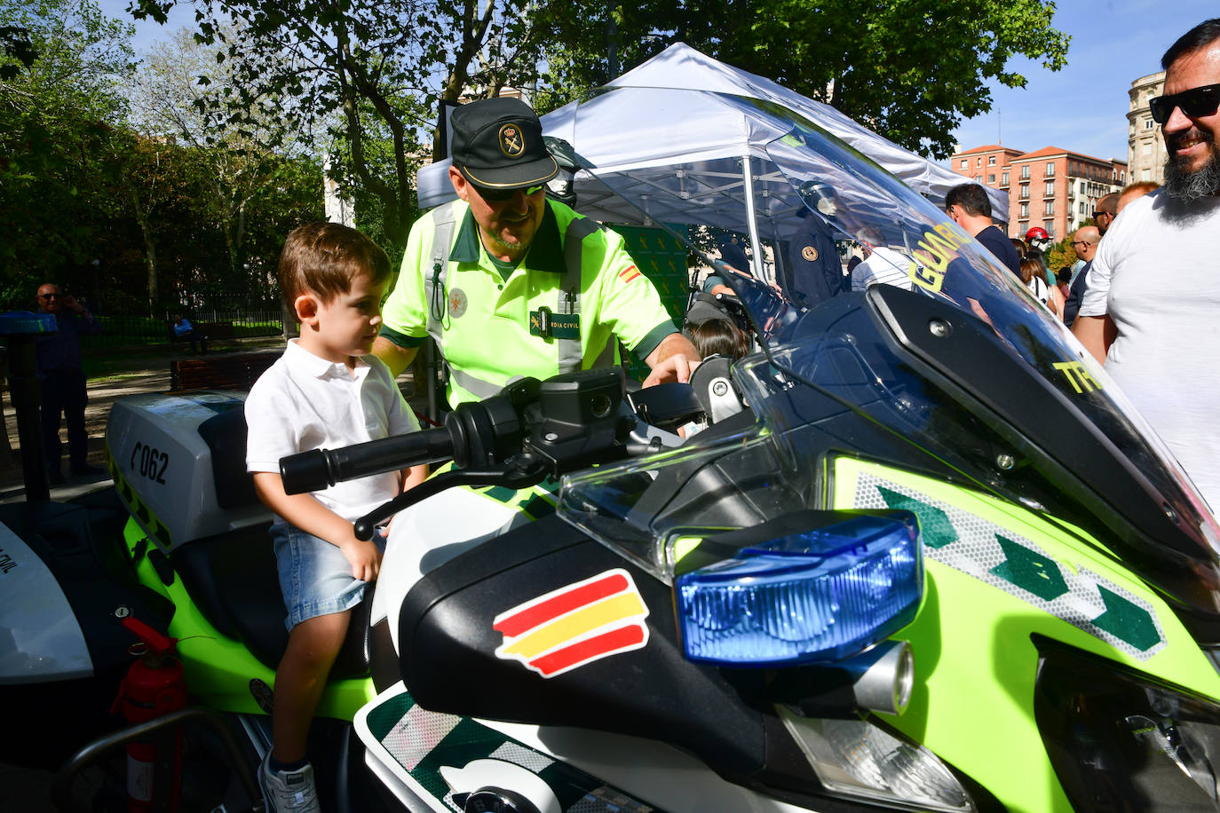 En imágenes, la exposición de la Guardia Civil en la Acera Recoletos