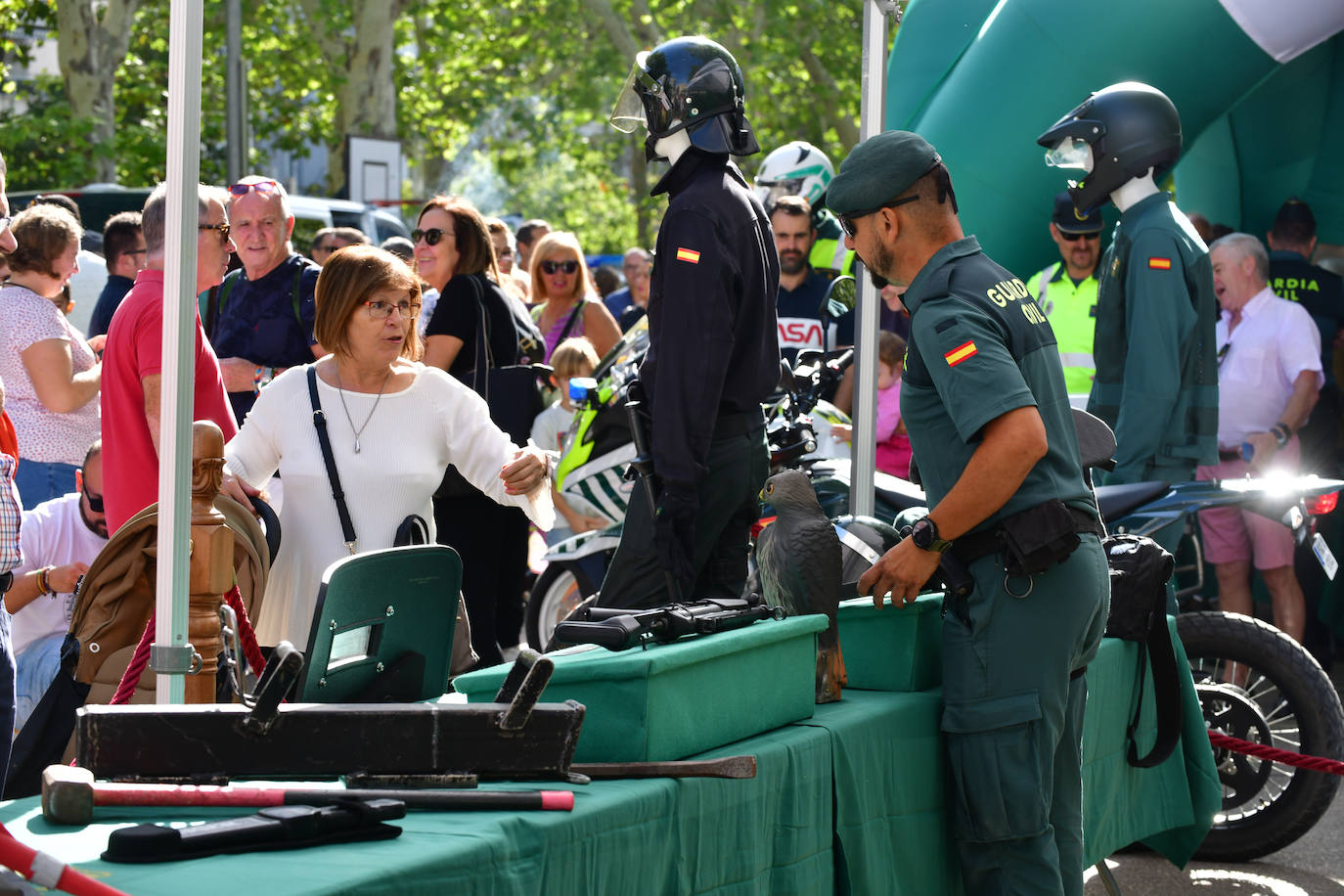 En imágenes, la exposición de la Guardia Civil en la Acera Recoletos