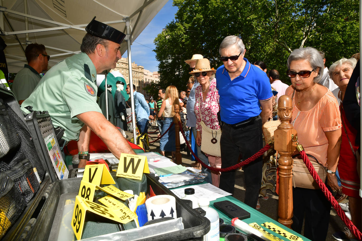 En imágenes, la exposición de la Guardia Civil en la Acera Recoletos