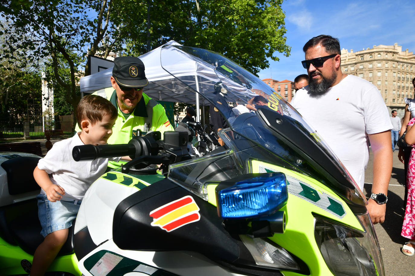 En imágenes, la exposición de la Guardia Civil en la Acera Recoletos