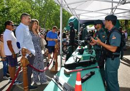 La Guardia Civil muestra su armamento en la exposición celebrada en la Acera Recoletos