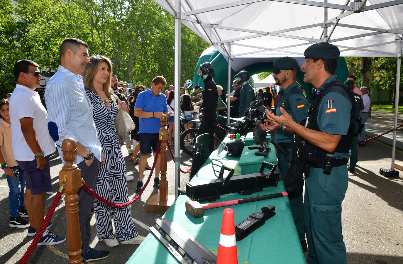 En imágenes, la exposición de la Guardia Civil en la Acera Recoletos