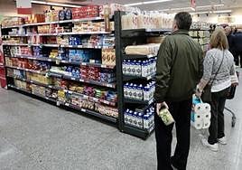 Consumidores haciendo la compra en un supermercado de Valladolid.