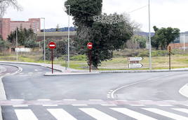 A la izquierda, Camino de Collantes.
