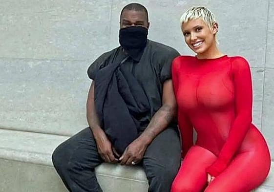 Kanye West junto a Bianca Censori.