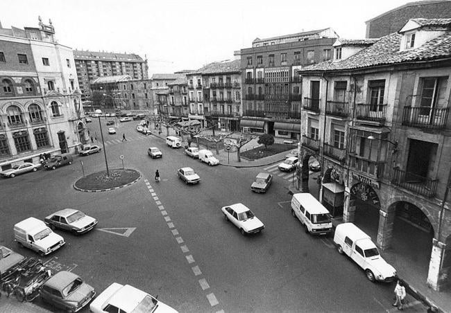 La plaza de la Rinconada, sin apenas espacio peatonal, en los años ochenta.