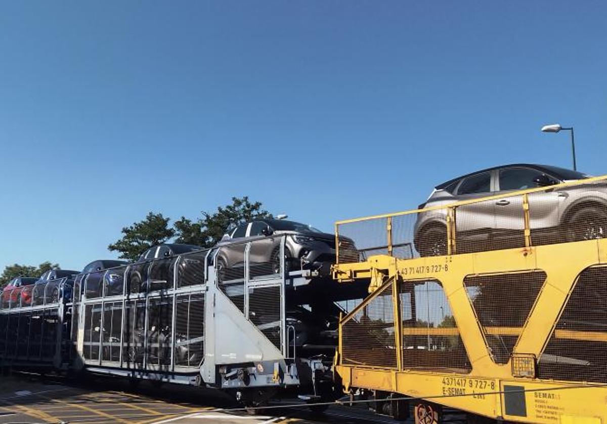 Unidades del Renault Captur transportadas en tren hasta el puerto de Santander.