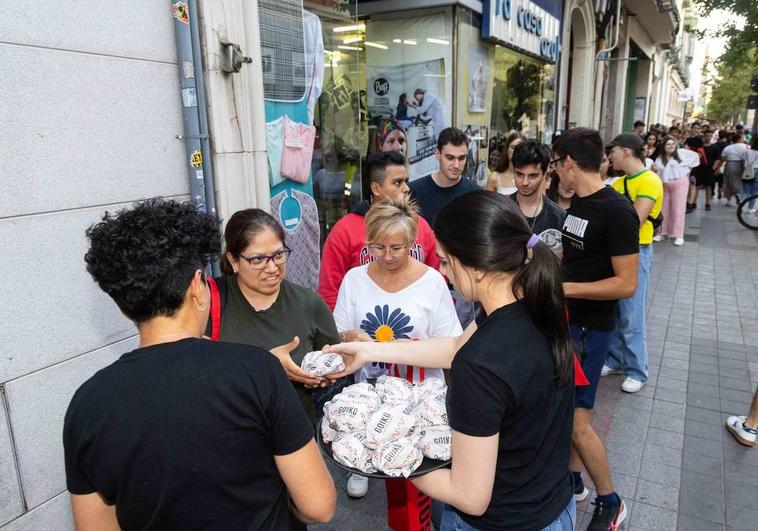 Los empleados de Goiko reparten las hamburgesas a las puertas del establecimiento.