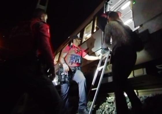Momento en el que la Policía Foral de Navarra evacúa a los pasajeros del tren tras el atropello al joven salmantino.