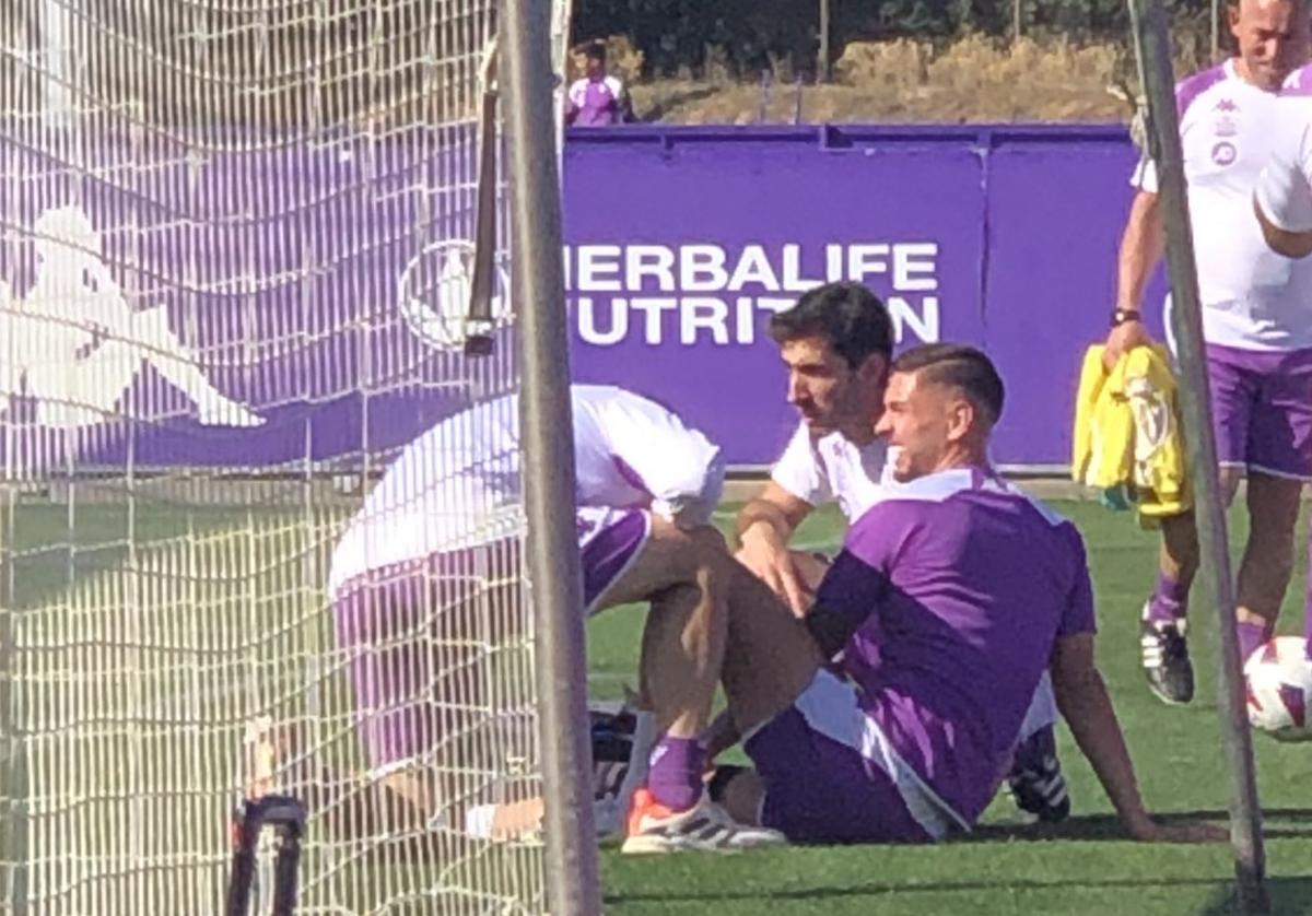 Javi Sánchez, atendido por los médicos durante el entrenamiento de este martes en los Campos Anexos.