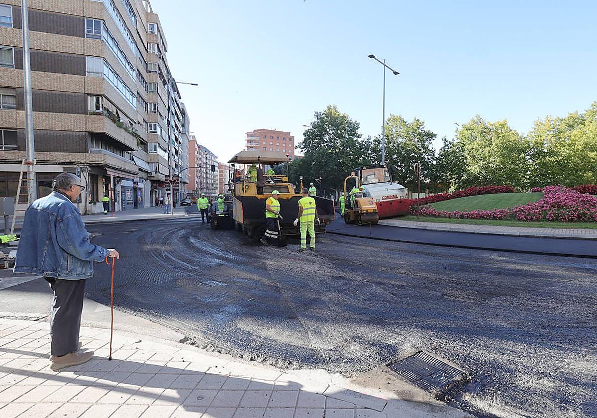 Obras de asfaltado en la glorieta de la Huerta de Guadián, que cortan Modesto Lafuente, Manuel Rivera y otras vías de la capital palentina.