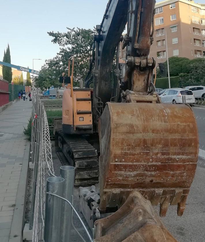 Imagen secundaria 2 - Tuberías apiladas, marcas en el suelo por las que discurrirá la red de calor y maquinaria pesada en la calle Eusebio González Suárez.