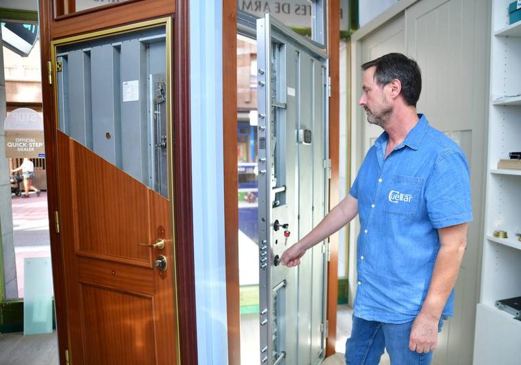 Óscar Cuéllar enseña los engranajes de las puertas blindadas y acorazadas.