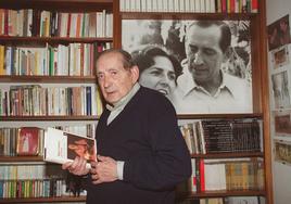 Miguel Delibes, en su vivienda, con un ejemplar de 'El hereje', el 19 de octubre de 1999.