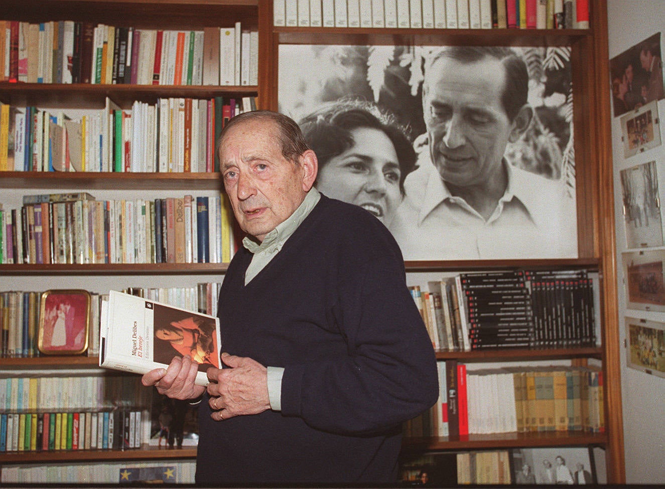 Miguel Delibes, en su vivienda, con un ejemplar de 'El hereje', el 19 de octubre de 1999.