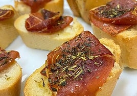 Crujiente de jamón serrano recién hecho, llisto para degustar.