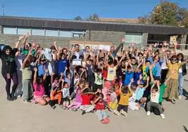 Alumnos y profesores participantes en el concurso de reciclaje.