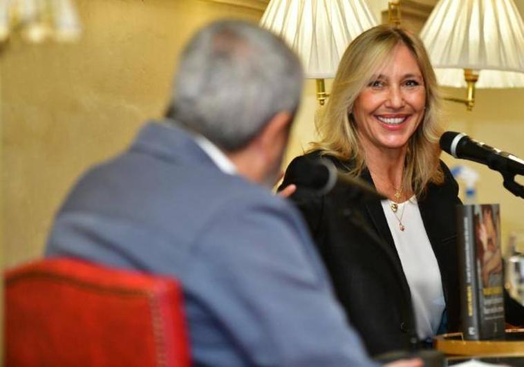 Marta Robles, durante la charla con Carlos Aganzo.