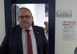 El consejero de Sanidad, Alejandro Vázquez, recibe la vacuna antigripal.