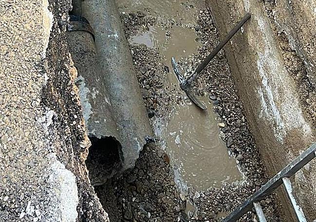 Detalle de la tubería de fibrocemento fracturada.