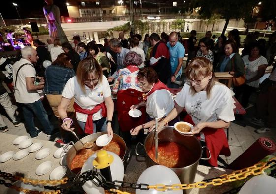 Reparto de sopas de ajo en la plaza de Rafael Cano tras el pregón.