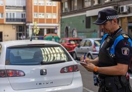 El subinspector David Silván informa a un conductor de un coche mal estacionado en la calle Juan de Juni.