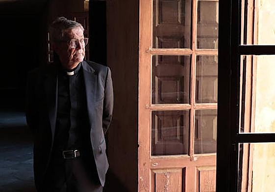 El rector Santiago García-Jalón, en una de las dependencias de la sede de la Universidad Pontificia de Salamanca.