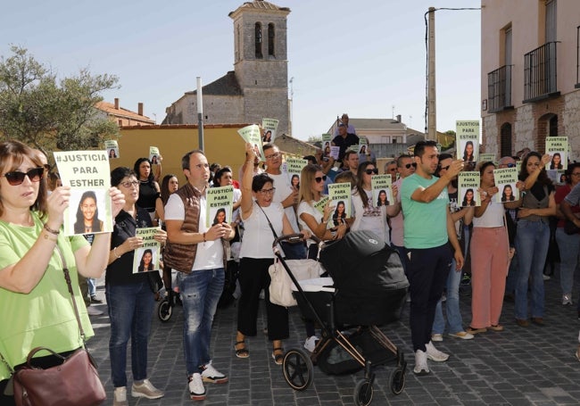 Asistentes al acto reclaman justicia para Esther mientras muestran su foto.