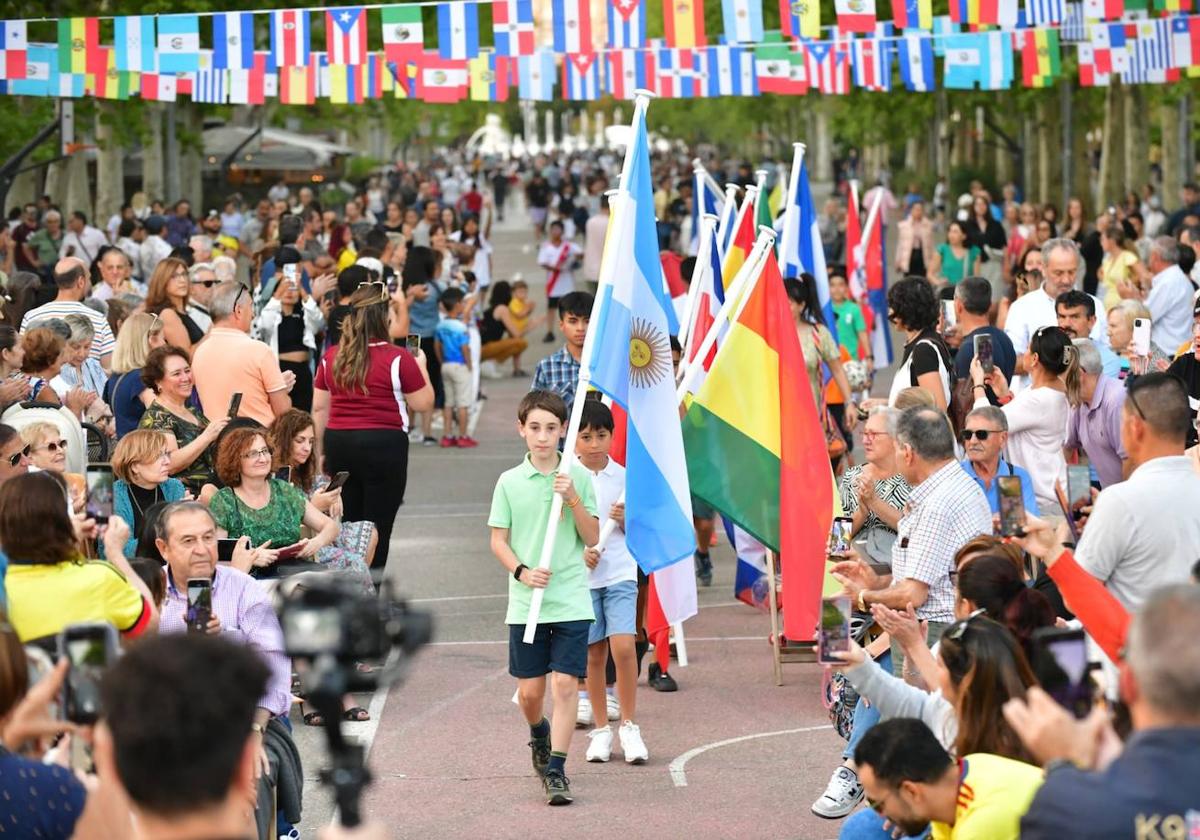 Varios niños portaron las banderas de los países de Hispanoamérica, por la Acera de Recoletos.