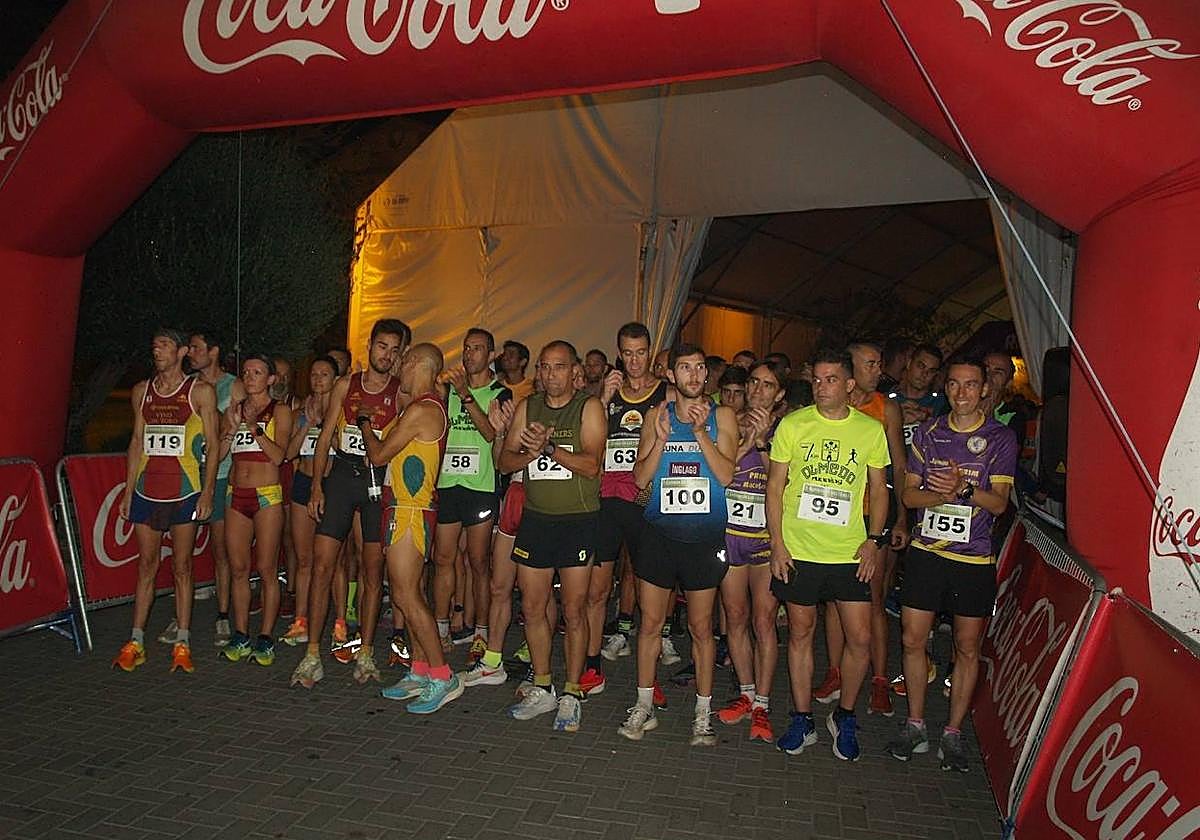 Los corredores se preparan para comenzar en la línea de salida.