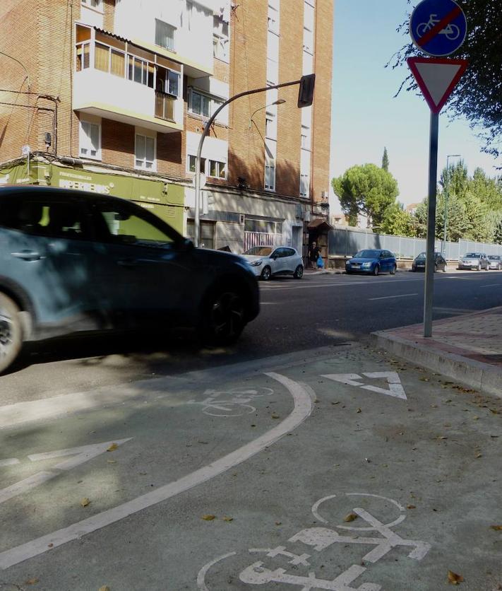 Imagen secundaria 2 - Puente de La Tía Juliana y ciclistas por el Paseo de Juan Carlos I, en el tramo sin carril bici que llega desde San Isidro hasta General Shelly. Salida del carril bici a la altura de la calle Faisán. 