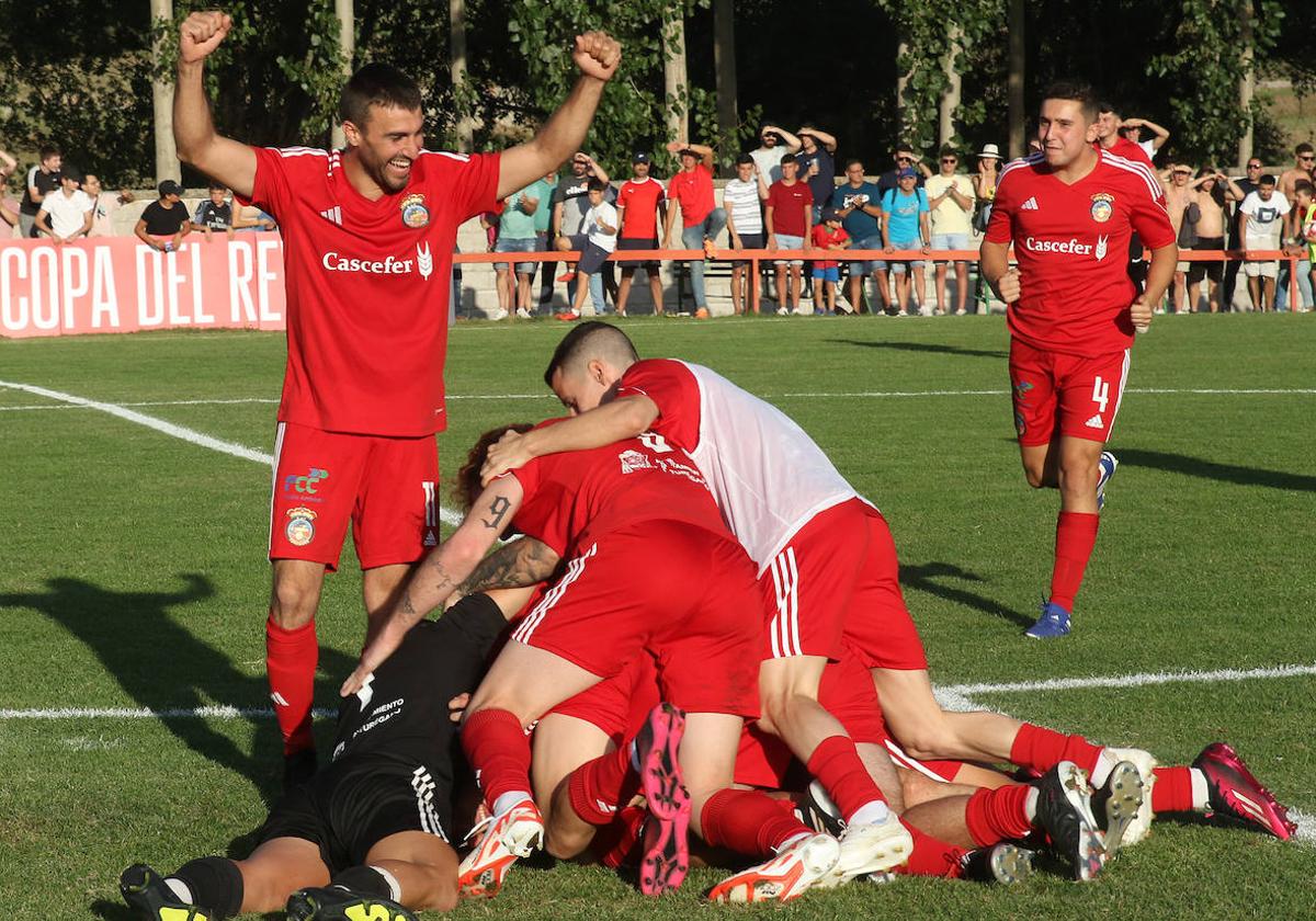 Los jugadores del Turégano festejan el triunfo al final del partido.