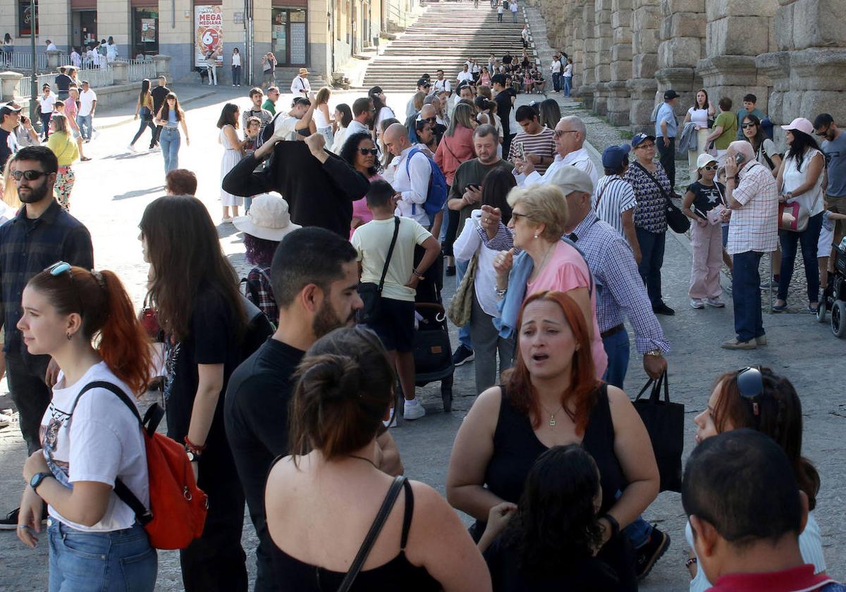 Turistas llenan la plaza Oriental, este jueves.