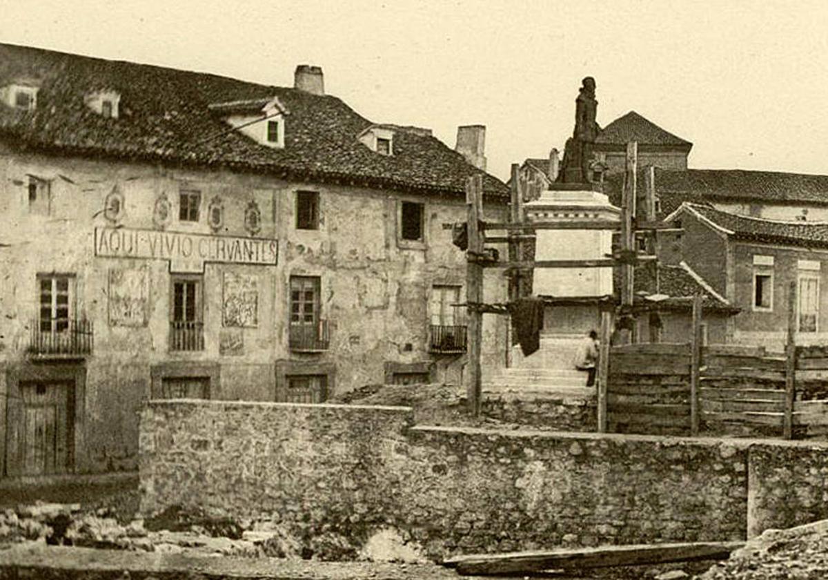 Imagen de las casas del Rastro, el puente sobre el río y el Hospital de la Resurrección, hacia 1882. en ella se observan la casa de Cervantes y la escultura erigida en su honor.