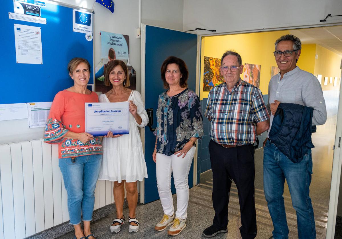 Teresa de Prado, directora de la Escuela de Idiomas, a la izquierda, con participantes en el proyecto.