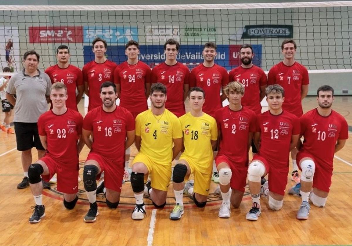 La plantilla del Universidad de Valladolid VCV antes del partido frente al Almendralejo.