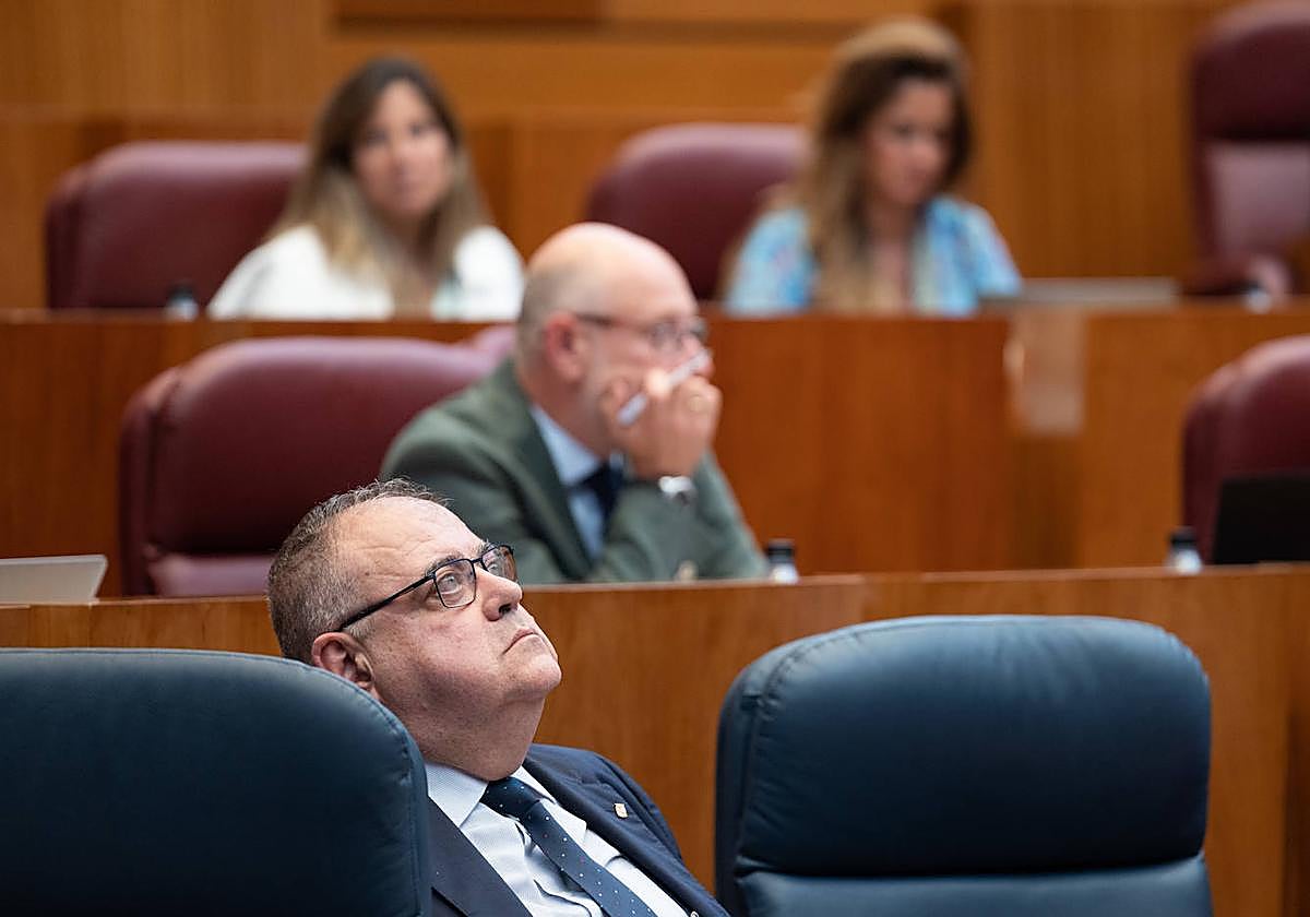 El consejero de Sanidad de Castilla y León, Alejandro Váquez, escucha una pregunta de la oposición en el pleno de las Cortes.