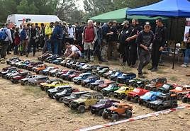 La quedada de aficionados a los coches de radiocontrol de Cigales, en imágenes (1/2)