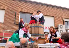 Pisado de la uva en la fiesta de la vendimia de Quintana del Puente.