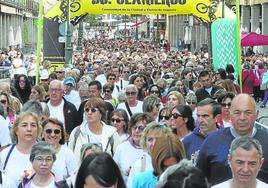 Una riada de participantes en la Marcha Popular esperan la salida.