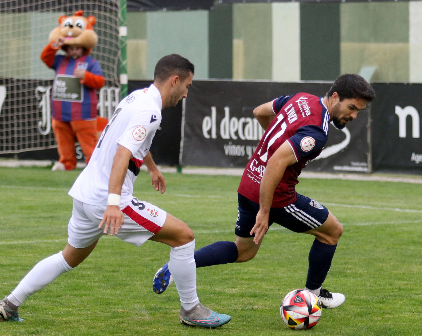 Rubén intenta zafarse de la marca de un rival del Unión Adarve.