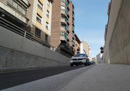 Varios coches pasan por el túnel de Panaderos.