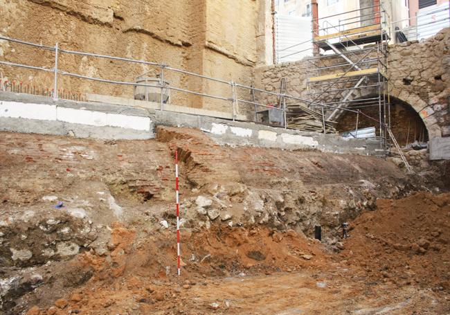 Exhumación de la estructura de encauzamiento del Esgueva en el solar de la esquina de las calles Claudio Moyano y Santiago.