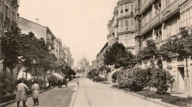 Imagen antes - La calle Miguel Íscar en 1920 y en la actualidad.