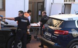Traslado del cadáver de la mujer por los servicios forenses.
