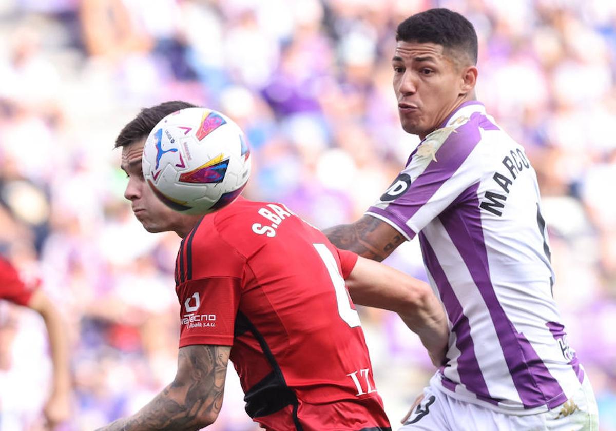 Marcos André (derecha) pugna con Sergio Barcia, durante el Real Valladolid-Mirandés de hace dos jornadas.