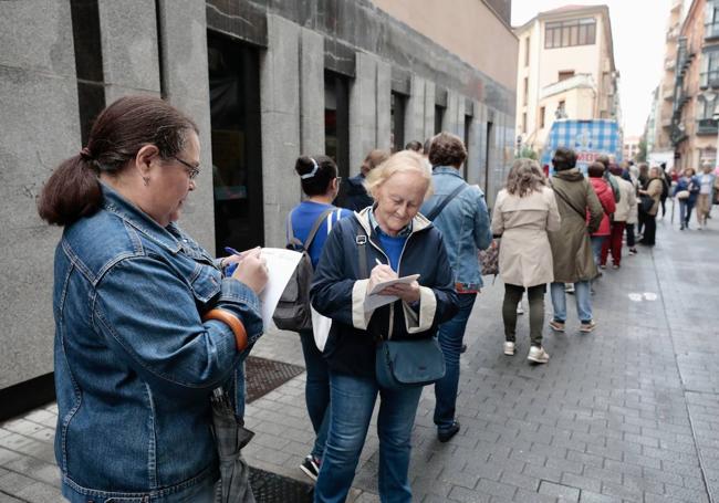 Decenas de personas hacen cola en la calle Montero Calvo.