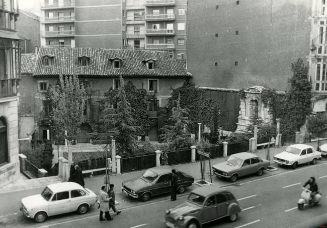 La calle Miguel Íscar y la Casa de Cervantes, en los años 70.